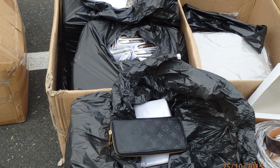 2015-10-27-921peněženky LV.JPG